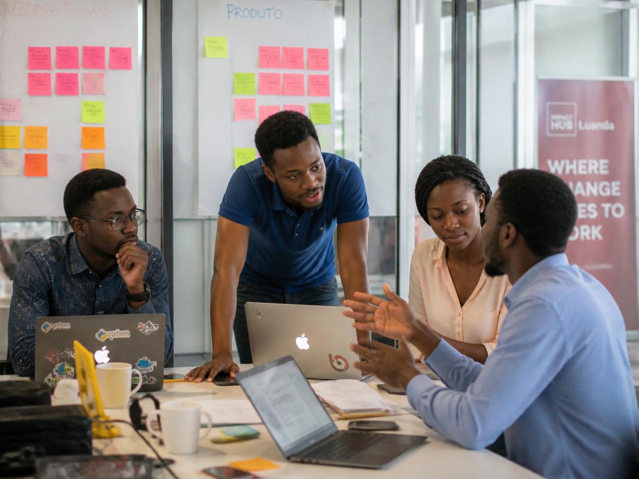 Equipa de uma startup angolana a colaborar em Luanda